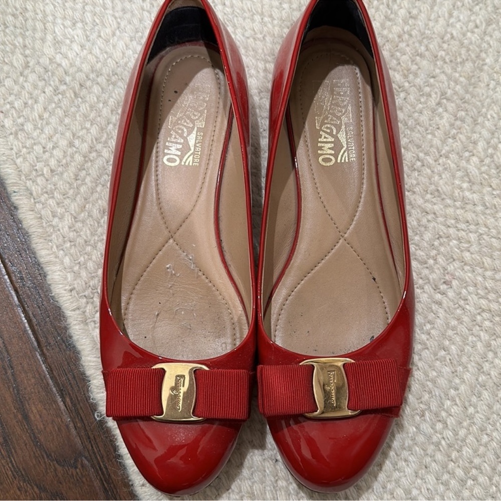 Gorgeous and timeless flats. Only worn a few times. Lost weight too loose now.